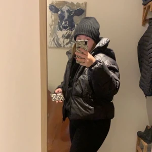 Jacka från Zara - Jättefin jacka från Zara. Den saknar bandet som ska sitta i midjan men jag tycker den är snyggare utan. Sitter även oversize, bud från 200