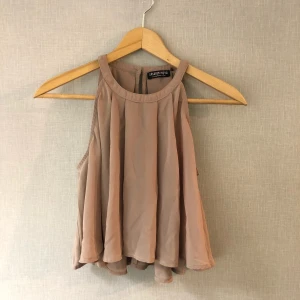 Beige topp från fashion Nova - Beige topp Varumärke : Fashion Nova  Storlek : XS