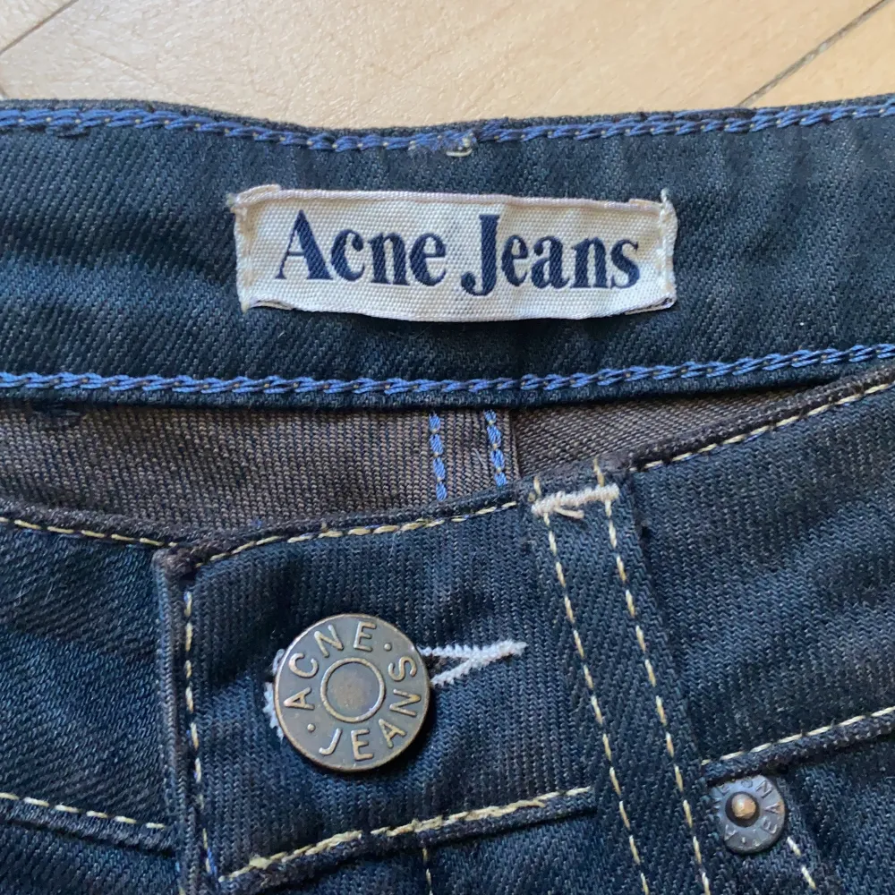 Ett par skit snygga medel höga acne jenas i en mörk/brun färg som tycvärr inte passar helt nya 💖💖💕. Jeans & Byxor.