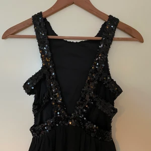 Supersnygg festklänning - Festklänning/balklänning med superfin öppning i ryggen!! Säljes pga har blivit för liten 😫