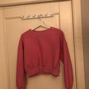 Jag säljer min neon rosa sweatshirt från Bik bok 💗💗 Köparen står för frakt 