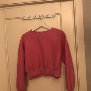 Sweatshirt  - Jag säljer min neon rosa sweatshirt från Bik bok 💗💗 Köparen står för frakt 