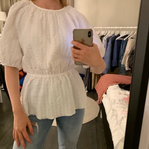 Supersöt blus  - Blus med bäckebölja material, bra passform. Den är stor i storleken.                                                                                            Köparen står för frakten❣️                                                                Priset går att diskutera vid snabb affär😊