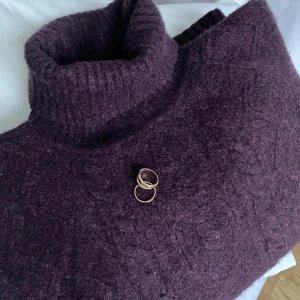 Stickad tröja  - Så snygg stickad tröja!! Säljer pga kommer ej till användning. Väldigt bra skick. Nypris runt 500, köparen står för frakt 🤍 Buda🤍