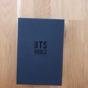 BTS world album - Skivorna är ej spelade och albumet i sig är i min skick. Poster med kommer ej då jag inte fick någon när jag köpte albumet. PC med kommer ej om man inte vill betala extra.