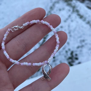 Armband  - Armband som jag gjort själv, det står hope på den. Jättesöt!🥰 skriv om du är intresserad och vad du kan tänka dig betala!