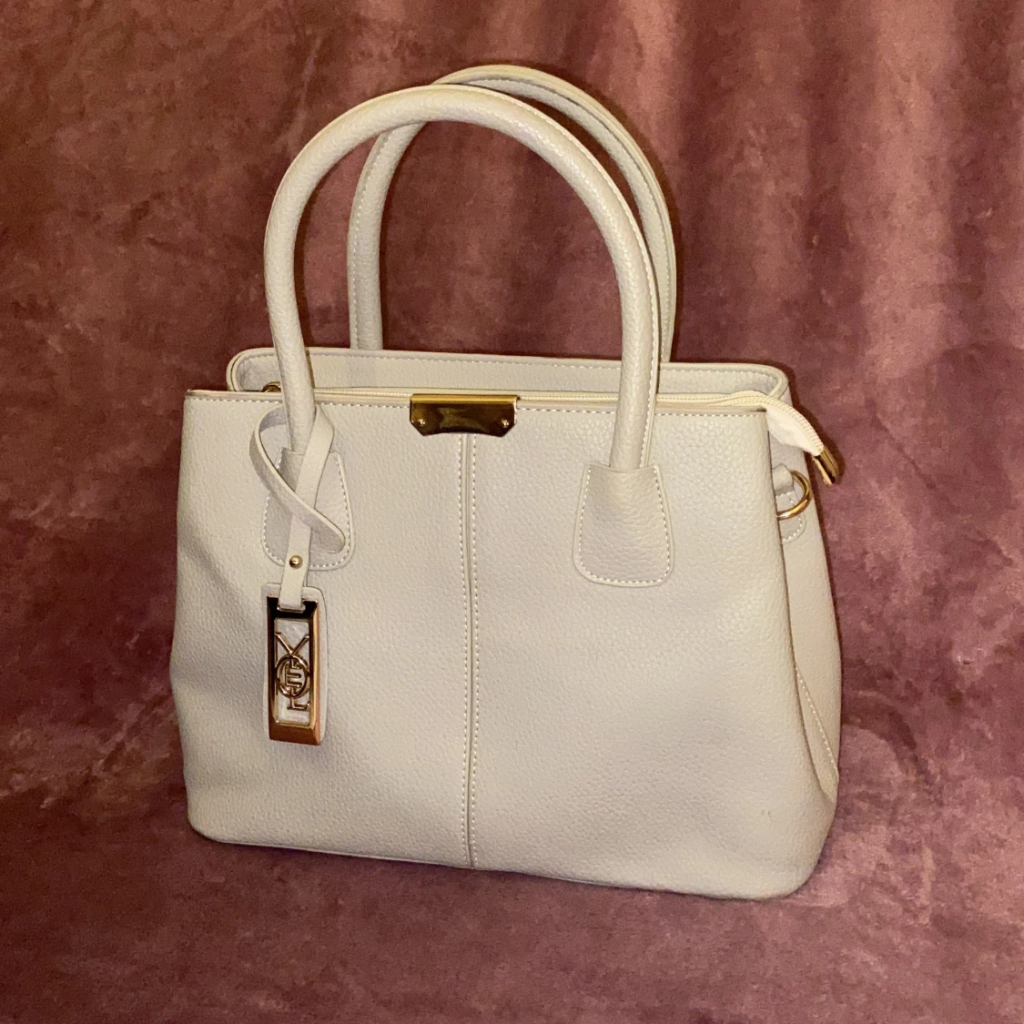 Grå Handväska med guld detaljer. ✨ - 90