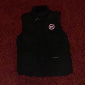 Canada Goose väst Stl S  - En Canada Goose väst i storlek S , Färg Svart, Man får med Påse och prislapp, Använd Ungefär 20  gånger, Nypris 4699 kr, QR Cod finns inuti, 7 fickor tror jag det finns om inte någon mer, Varm och skön, säljs pga lite stor, Bra skick inget är trasigt.