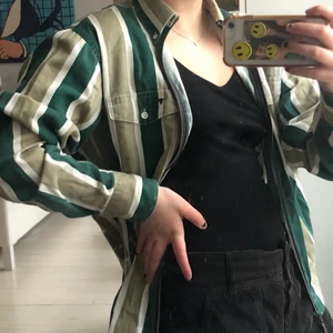 Grönrandig zip-up jacka! - Jättefin grönrandig bomullsjacka som är köpt på Beyond Retro för några år sedan. Den är i jättebra skick och har endast använts ett fåtal gånger! Den är i storlek S men passar även mig som har M :) Möts upp på söder eller TC!