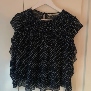 Mörkblå zara blus - En mörkblå blus med prickar från Zara. Storlek M & sparsamt använd. Tunt material & dårför lite see through💓