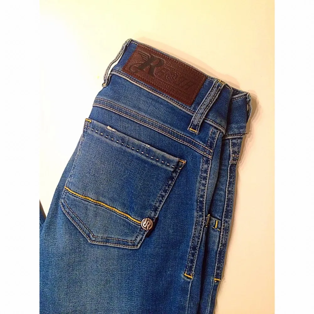 Oanvända jeans från RA-RE
Blå
Inga slitningar
Pris kan diskuteras
. Jeans & Byxor.