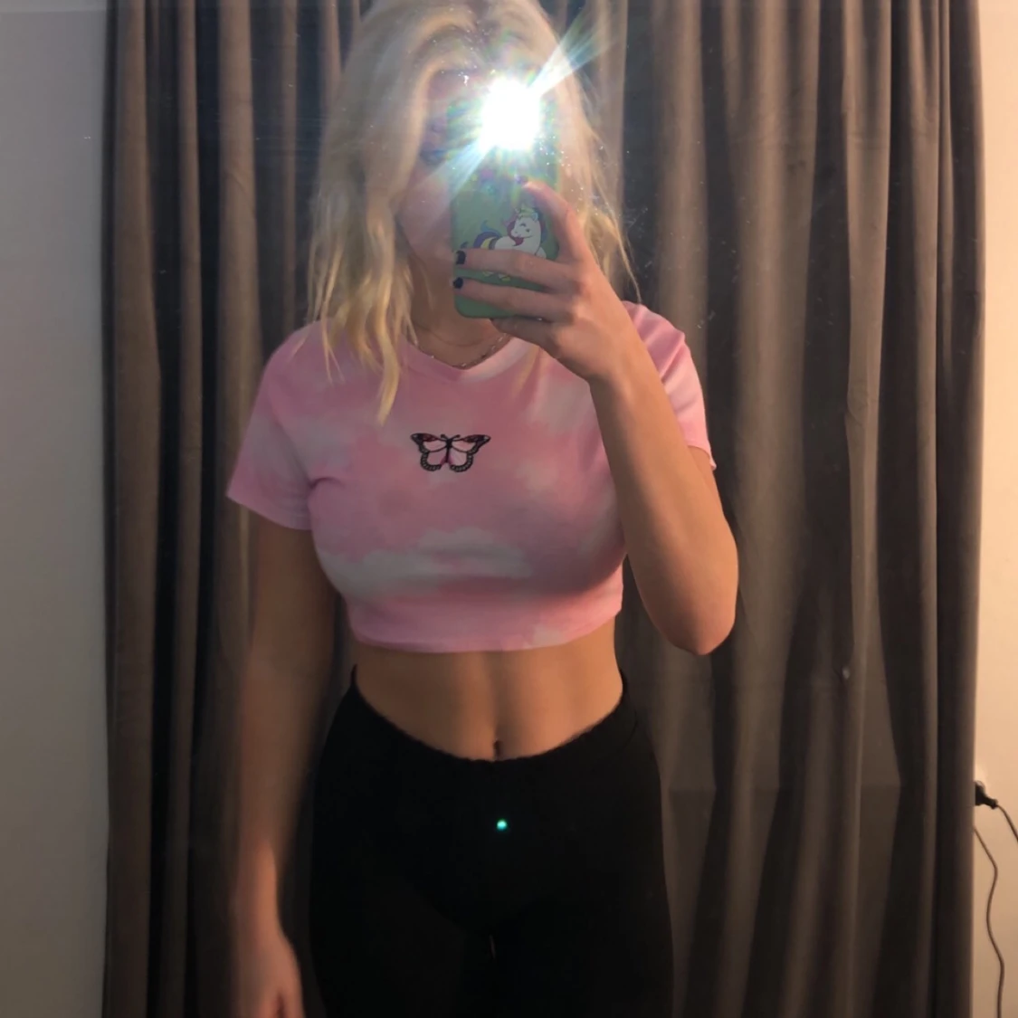 Råsa fin topp med fjäril