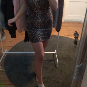 Fin leopard klänning  - Storlek S/xs