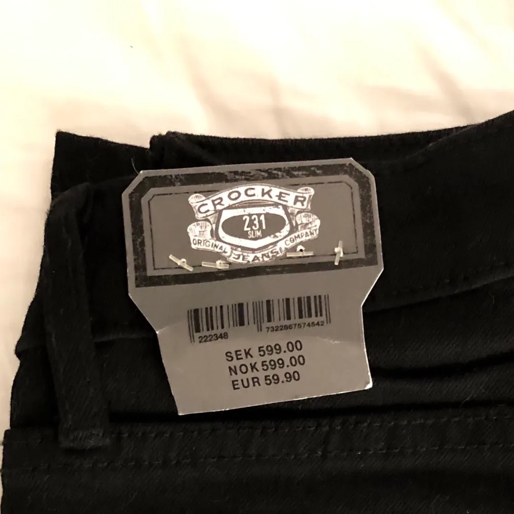 Säljer mina svarta bootcut crocker jeans i w27 l33🖤 Helt oanvända prislapp kvar😊 ord pris: 600:-. Jeans & Byxor.