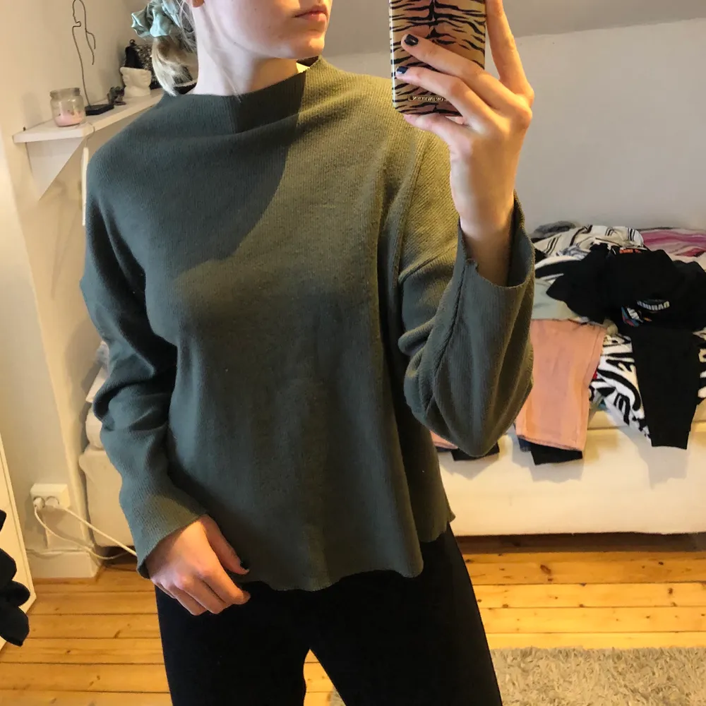 Mörkgrön tröja från Zara i strl S. . Tröjor & Koftor.