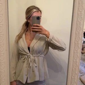 Blus - Blus med knyte✨