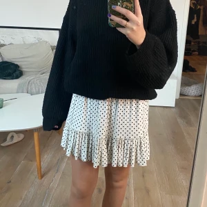 Kjol - Säljer denna fina kjol från zara som tyvärr inte kommer till användning längre: kjolen är stretchig så skulle säga att den passar s-l. Köparen står för frakt.