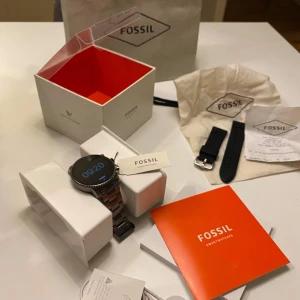 FOSSIL KLOCKA  - Säljer min Fossil Q Explorist Gen. 4 smartwatch ( färgen rökfärg ) med extra svarta gummi klockremmar som knappt är använd, nypris för klockan ligger på 2 496 kr och priset för klockremmarna är 299 kr, men säljer både klockan och klockremmarna för 2 000 kr annars kan priset diskuteras. Skriv privat vid intresse 🥰🥰