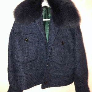 Meotine Charlie jacket - Intressekoll på denna ursnygga meotine jackan i modellen Charlie💕 marinblå/mörkblå och svår att få tag på, tror den är slutsåld! Nypris strax under 3000, kom med bud i kommentarerna💓 (oversize i modellen)