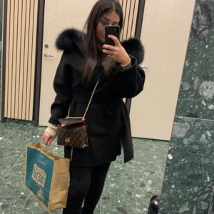 Pälskappa äkta päls i one size  - Säljer min fina pälskappa är endast använt fåtal gånger är som ny. I äkta päls och köpt från garoff i Stockholm endast seriösa bud. Köpt för 3890kr 