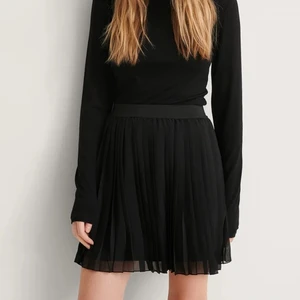 Svart pleated kjol - (Obs! Första bilden är inte min men kjolen är en exakt likadan som jag har) Större än xxs enligt min åsikt, jag är cirka 1,65 och passar mig. Knappast använd, va aldrig riktigt min stil men tycker den är fin på andra! Tvättas såklart innan hämtning. Pris kan eventuellt förhandlas. (Om du vill ha kjolen fraktad kostar det alltså 148 kr).