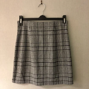 Rutig kjol från H&M - Rutig kjol   Varumärke : H&M Divided Storlek : EUR S