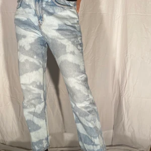 Bleached denim  - Här är ett plagg som har fått ett nytt liv! Ett miljövänligare alternativ för dig som kund & som har ett extra öga för kläder💕 Hör av dig till oss vid intresse eller frågor.                                                                                                     Köparen står för frakten:) 