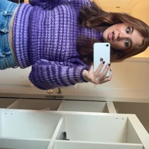 Lila stickad tröja från zara  - Så mysig och varm tröja från Zara!!! Är i storlek M och jag säljer den då jag inte använder den så mycket längre💕💕 Slutsåld tror jag!! Nypris 400