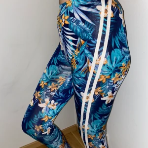 Snygga träningsbyxor - Snygga färgglada träningsbyxor från SHEIN. Ganska tunnt material men väldigt skönt. Jag står för frakten!😊 OBS köp 3 plagg (75kr) betala 160kr PLUS jag betalar frakten!😍❤️😊