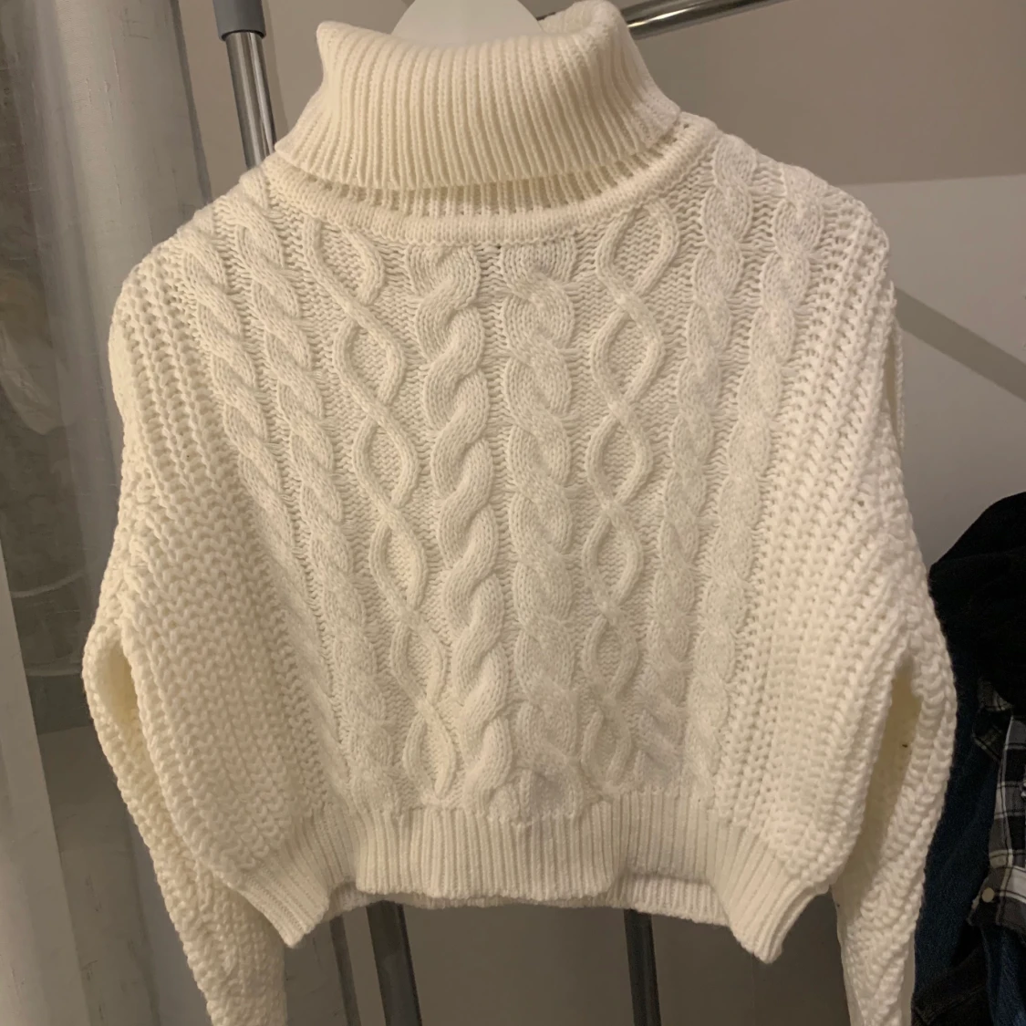 Krämvit croppad stickad polotröja  - 90