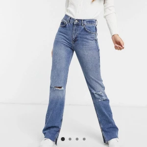 Pull and bear Jeans - Finaste byxorna från pull and bear!!💕💕 knappt använda pågrund av att jag var missnöjd med passformen på mig. Klippta ca 2-3cm längst ner!!✨✨ Frakt ingår i priset