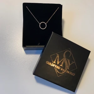 Halsband i silver med kristaller - Halsband i äkta silver (925) från Molly Sandéns kollektion för Guldfynd. Aldrig använd, felfritt skick! Kommer med tillhörande presentask ✨               Kolla gärna in mina andra annonser! 