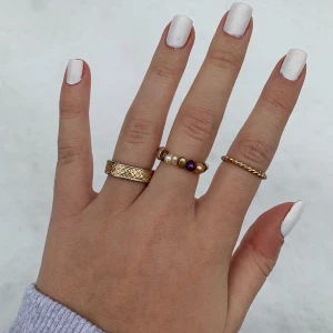 Ring med sötvattenspärlor - En av våra populära ringar med olika färger av sötevattenspärlor 🤎💕 Budet börjar 50kr!! 