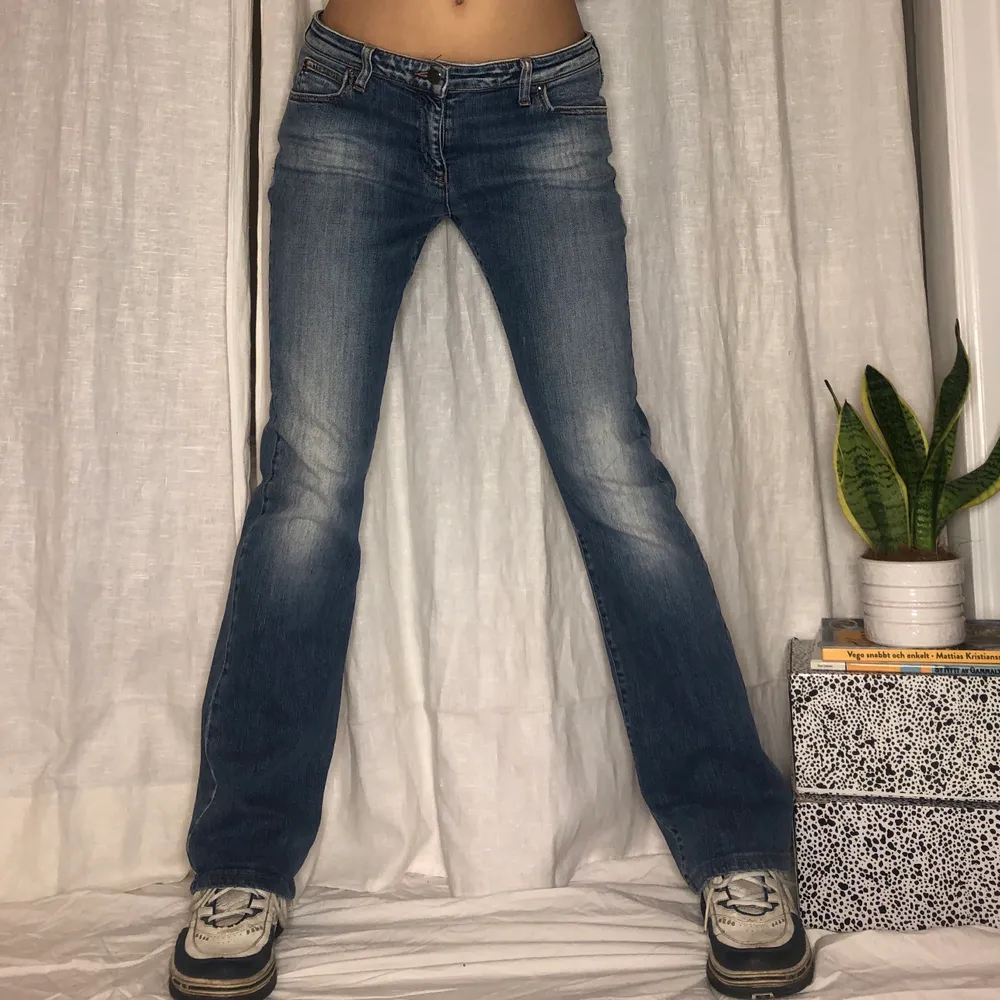 Assnygga jeans från Armani med nice ficka✨ w30, midjemått: 87cm,  innerbenslängd: 82cm💗. Jeans & Byxor.