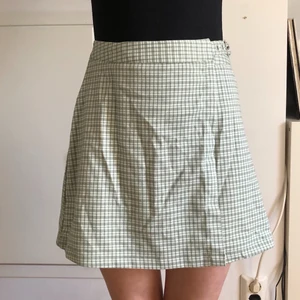 Rutig minikjol - Gullig och preppy kjol i grönrutigt mjukt tyg. Från Brandy Melville. Den är klassad som one-size men passar som en xs/s, och går att justera i midjan med spännet. Tar betalt via swish eller Plick SafePay. Skickar med PostNord och samfraktar gärna. 