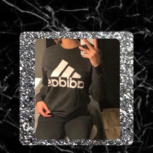 Adidas hoodie  - En snygg svart adidas hoodie utan luva. Storlek s, frakt kostnad 79kr 
