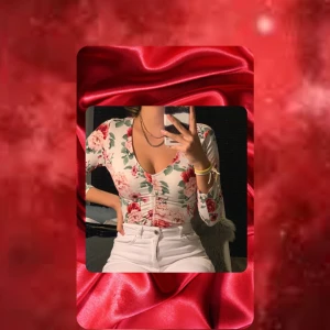 Tröja - En snygg blommig tröja. Storlek S passar även som M. Frakt kostnad 45kr 