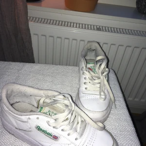 Snygga Reebok skor i fint skick - Använda några fåtal gånger men i väldigt bra skick! Säljer då de är för små för mig! Pris kan såklart diskuteras