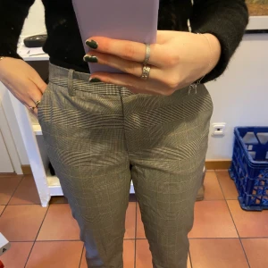 Kostymbyxor  - Säljer dessa snygga kostymbyxor ifrån H&M. Använd ett fåtal gånger. Köparen står för frakt💕