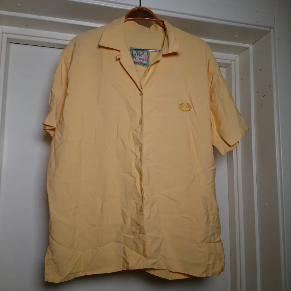 Kortärmad vintageskjorta i fin gul färg! Inte i nyskick men hel och fin. Ingen storleksmärkning men bedömmer den som en L🌼. Skjortor.