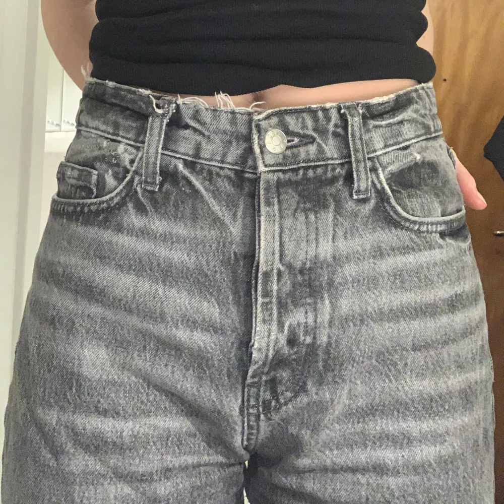 Ett par gråa raka/lite mom jeans modell från zara storlek 36. Jeans & Byxor.
