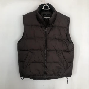 Brun väst - Snygg brun väst som tyvärr är för stor för mig, har en liten skada på ryggen men syns knappt.✨