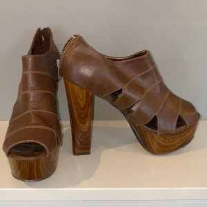 Bruna höga klackar från Nelly. Strl 40  - Fint skick. 