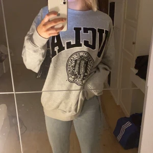HM grå sweatshirt - Intressekoll på min snygga UCLA sweatshirt/collegetröja ifrån H&M i storlek M men passa mig som är en XS/S. Den är enbart använd ett fåtal gånger, så det är ett bra skick. Nypris 299 kr. Kontakta mig vid intresse, budgivning ifall många intresserade!🖤