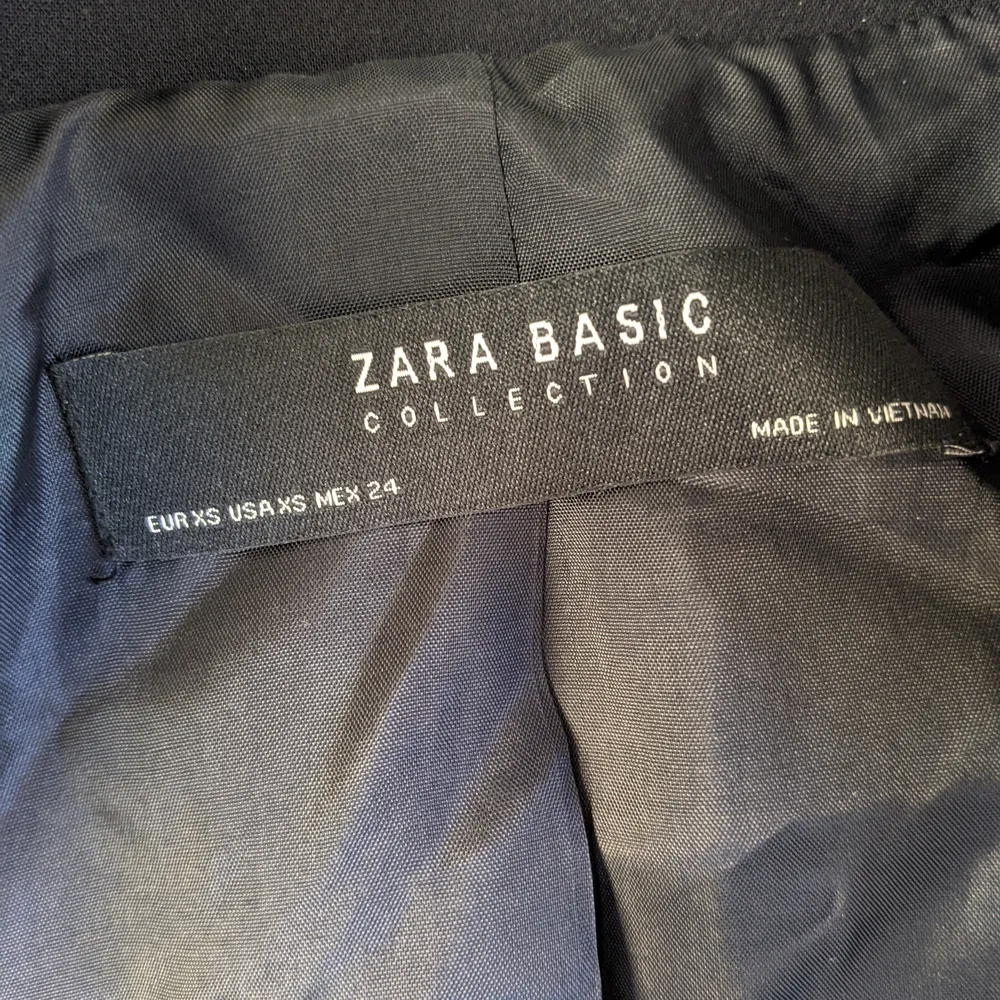 Mörkblå Zara blazer. Aldrig använd. XS men passar S/M. Kan mötes i Göteborg eller skickas. Kostymer.