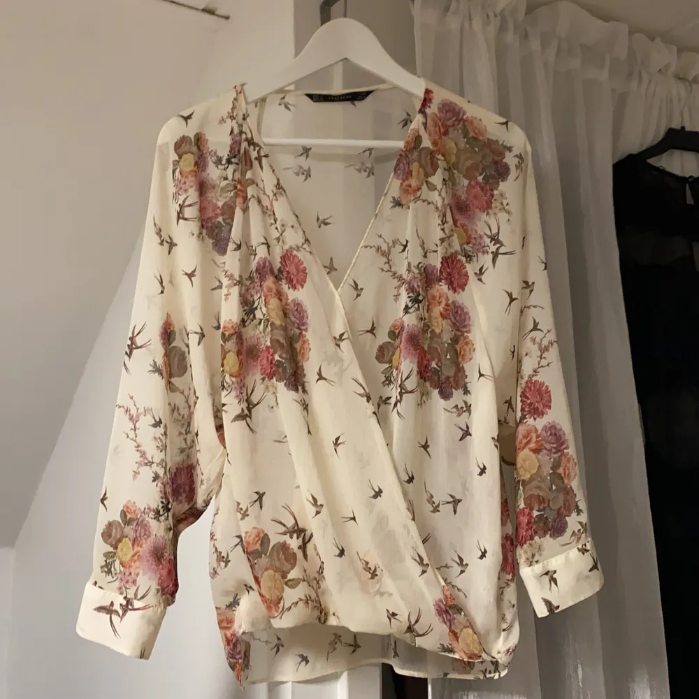 Krämvit blus från zara med blommönster i storlek S. Nästan aldrig använd och i bra skick. Frakt tillkommer💕💕. Blusar.