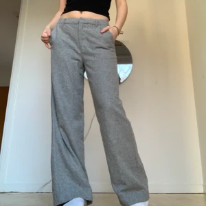 Kostymbyxor  - Gråa kostymbyxor i bra skick, strl 36 och lågmidjade