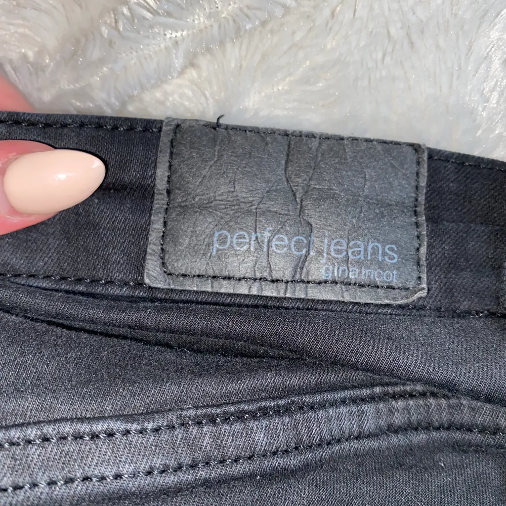 Svarta högmidjade Ginatricot jeans. Storlek: XS. Ca 1 år gammla. Super bra skick! Modellen är 1,63 cm lång. Buda privat 🖤. Jeans & Byxor.