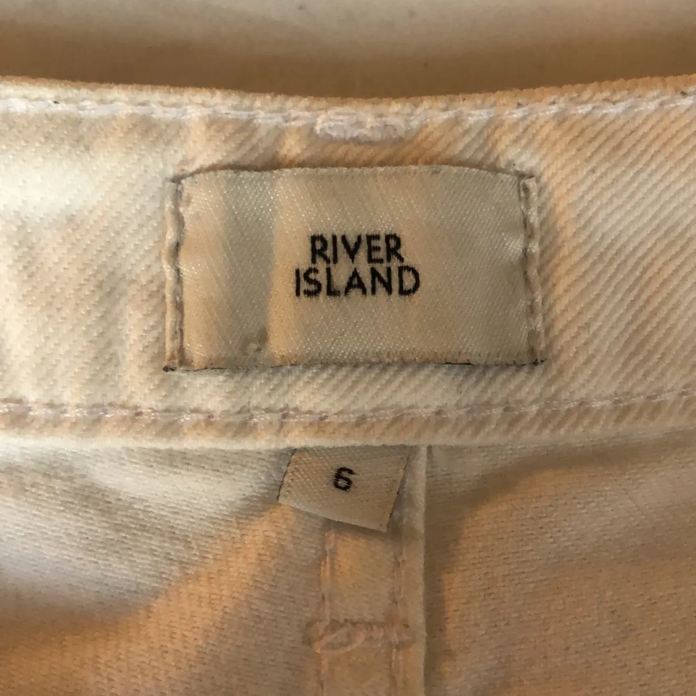 River Island white cropped jeans. Perfect for spring and summer! Only slightly used. . Jeans & Byxor.