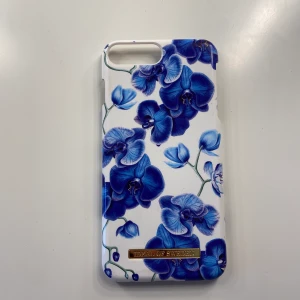 Ideal of sweden mobil skal🧚🏼‍♀️🧚🏻🧚🏻‍♂️ - Ett ideal of Sweden skal som är ca 1 år gammalt i super bra skick!!💎 Passform till iPhone 8+. Buda privat.🧚🏻‍♂️